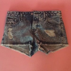 New never worn Bullhead distressed low rise shorts
